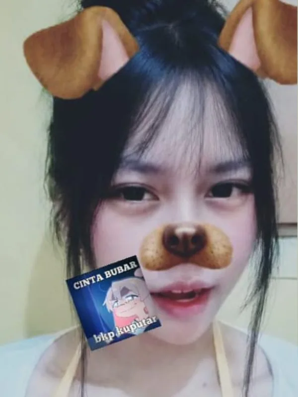 Veraa berfoto dengan filter telinga anjing dan stiker Cinta Bubar