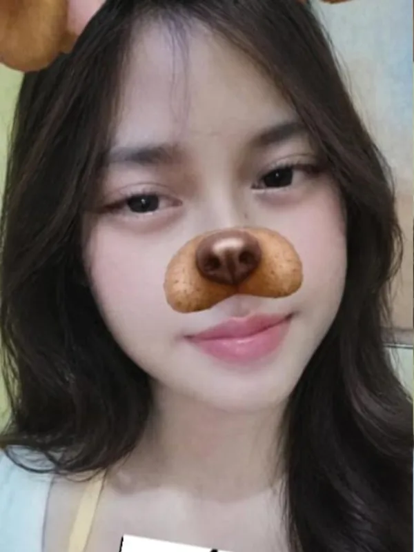 Veraa tersenyum dengan filter hidung anjing